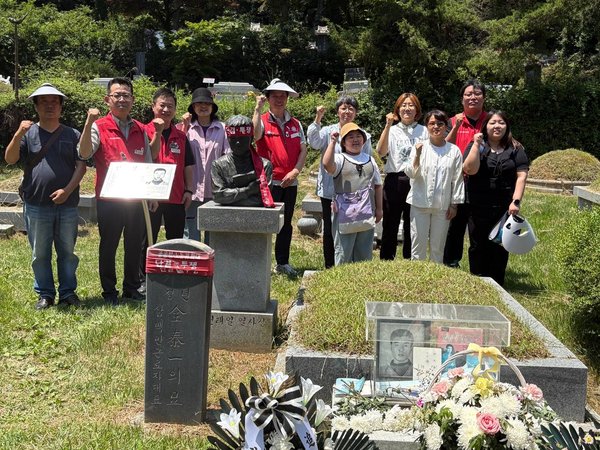 6월22일(일) 박영제열사 13주기 추모제에 서비스일반노조 상집및 간부들이 참석했습니다.