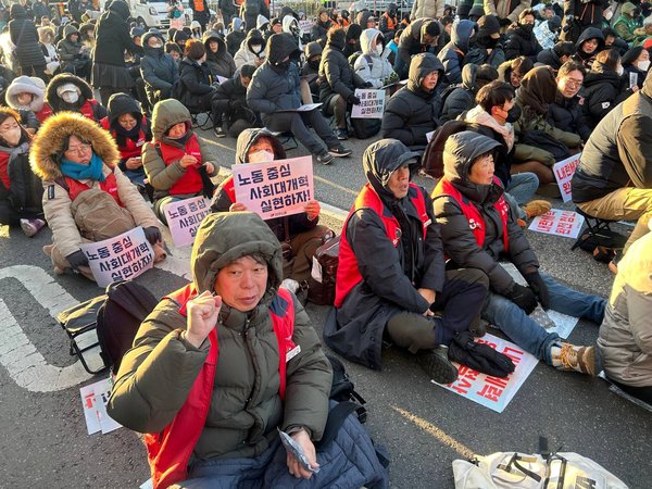 2025. 12. 3 일   완전 청산! 노동 중심 사회대개혁 실현!  민주노총 결의대회를 진행했습니다.